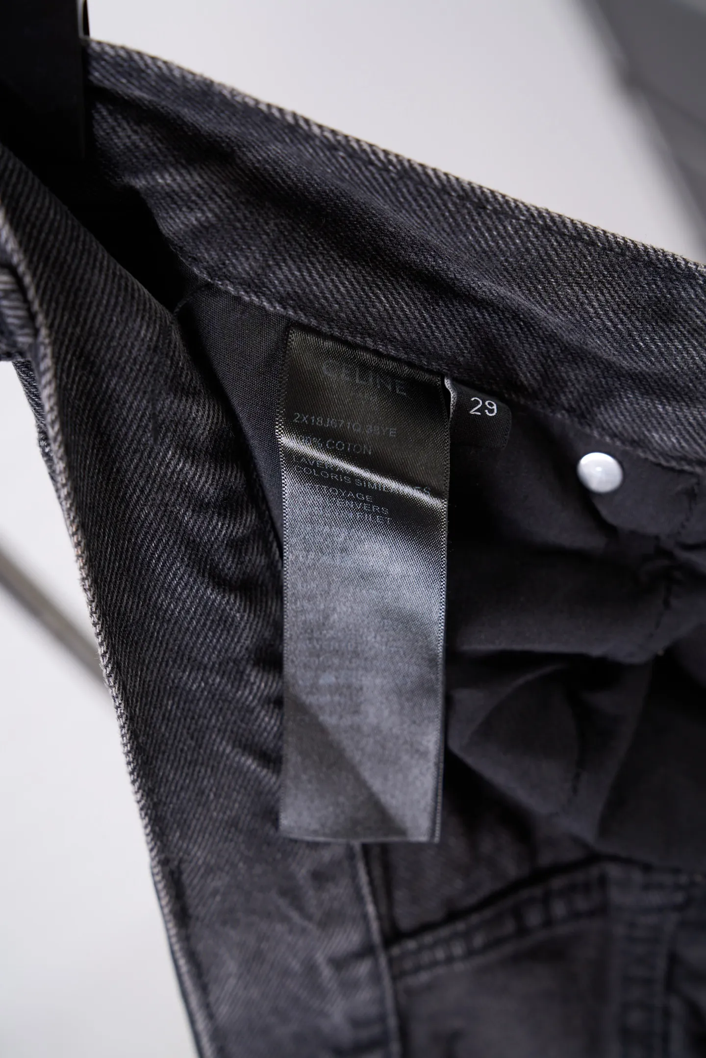 [Real auction] Celine/Celine Paris patchwork leather jeans [In Stock] 28 29 30 31 Customized ebony pattern reforged denim, stiff and stylish, comfortable and skin-friendly, carbon black fermentation dyeing fades the sharp edge, mottled whiskering texture covers the denim, interpreting the relaxed and elegant French Retro, straight silhouette, stretch and casual, continuing the classic five-pocket precision structure of denim. Five CELINE PARIS patches of different shapes are stacked vertically on the trousers. They are staggered and arranged to replicate the Retro aesthetics of past travel souvenir patches. It forms the core of the visual narrative of the garment. The CELINE leather patch is inlaid on the back waist. The identity of the family is engraved discreetly between the waists. The travel patch is used to deconstruct the brand symbol. It combines French Retro heritage and street style. It writes a luxurious and rebellious Retro attitude on the denim. It adopts patterned motorcycle stitching. Precisely control the sewing line by drawing a prototype machine to ensure the precise positioning of CELINE PARIS patches and complete alignment of horizontal and vertical lines. The prototype is accurately aligned by hand to ensure a tight opening and closing. Combination of rub-press wrinkle whisker technology and gun-painted cat whisker technology. Prioritize hand rubbing in specific areas to achieve natural wrinkle effects. Then use specific tools to draw the texture of the cat's whisker shape to create a full visual effect. Adopt purely artificial regular edge grinding process and hand-polished ablation fabric veil lines. Create a staggered hairy texture and layered depth on the edge of the bag to form a natural aged and worn texture. Use multiple horses to rub sand. Use high-pressure spray guns to rub at specific parts to achieve a local gradient effect. Then use frosting technology to create a unique texture pattern. The workmanship is extremely complex and time-consuming and labor-intensive. Stone grinding is light fermentation➕stretching and bleaching to soften. The mutual friction between pumice and clothing causes wear and fading effects on the denim surface. Combining pulling and bleaching. Make the clothes produce a certain texture and stretching effect while bleaching. Stir-fry snowballs and stir-fry salt. Prepare a special solution. Add a certain amount of dye. Soak the denim material in it to absorb the solvent. Then scrub it and dry it to further fade and oxidize it, creating a loose fit.